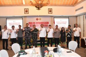 Wakil Bupati Yulianus Weng (ketlima dari kanan) saat foto bersama Deputi BNPT, Mayjen TNI Sudaryanto dan sejumlah pihak. (Foto : Gonsalez)