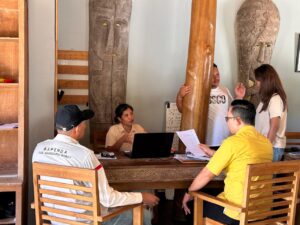 Tim Bapenda dan BPK RI NTT sedang berdialog dengan manajemen Resostr Menjaga Bay. (Foto : Gery)