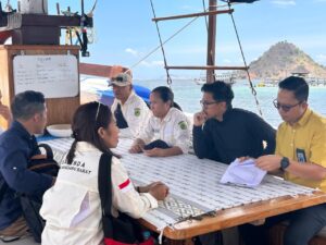 Tim Bapenda Mabar dan BPK RI NTT saat berada diatas sebuah kapal wisata. (Foto : Gery)