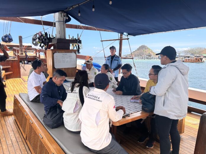Tim Bapenda dan BPK RI NTT saat melakuakan operasi di atas kapal wisata. (Foto : Gery)