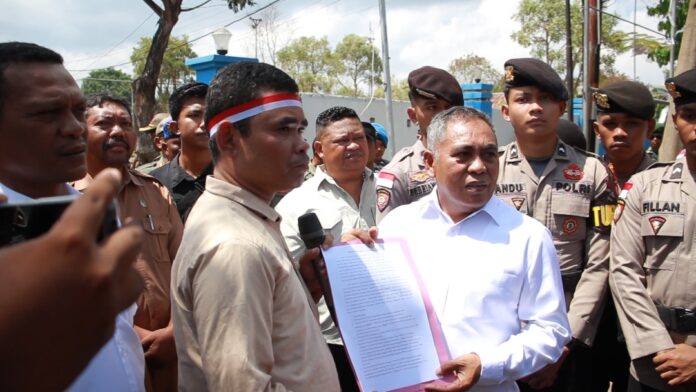 Bupati Edi (kanan) saat menerima tuntutan dari demonstran. (Foto : Dok. Prokopim)