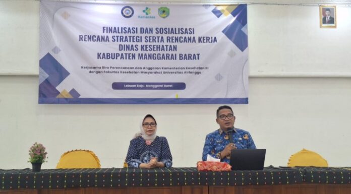 Kepala Dinas Kesehatan Manggarai Barat, Adrianus Ojo (kanan), bersama Tim Pendampingan dari FKM UNAIR. (Foto : Dok. Dinkes Mabar)