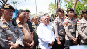 Bupati Edi (tengah) saat berada ditengah aparat kepolisian, menghadapi para demonstran. (Foto : Dok. Prokopim)