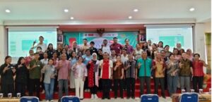 Sekda Mabar (tengah) saat foto bersama para peserta kegiatan. (Foto : Gonsalez)