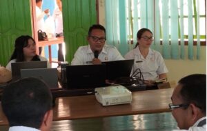Kadis Kesehatan, Adrinaus Ojo, saat memarpakam matriks rancangan RAD. (Foto : Gonsalez)