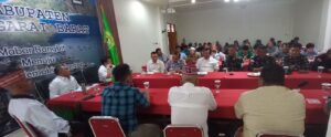 rapat koordinasi yang dipimpin Bupati Edi di ruang rapat bupati. (Foto : Ferdy Jemaun)