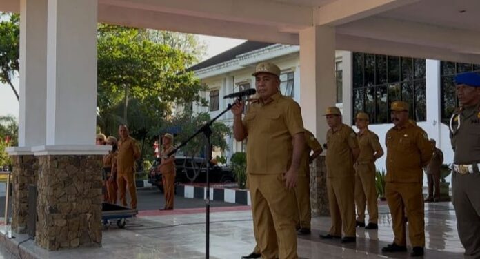 Bupati Edi saat memimpil Apel Kekuatan bagi ASN. (Foto : Gery)