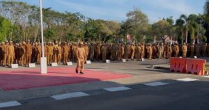 Para ASN yang mengikuti Apel Kekuatan, di halaman kantor bupati. (Foto : Gery)