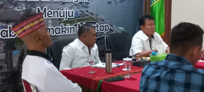 Bupati Edi saat mendengarkan pemaparan terkait Pulau Padar saat rapat. (Foto : Ferdy Jemaun)