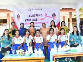 Sejumlah siswa sekolah yang menjad sasaran vaksinasi HPV saat foto bersama Ketua dan Wakil Ketua TP PKK Manggarai Barat. (Foto : Gery)