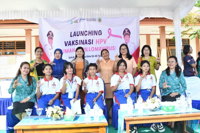 Sejumlah siswa sekolah yang menjad sasaran vaksinasi HPV saat foto bersama Ketua dan Wakil Ketua TP PKK Manggarai Barat. (Foto : Gery)