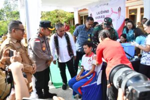 Bupati Manggarai Barat saat menyaksikan proses vaksin terhadap salah satu siswa. (Foto : Gery)