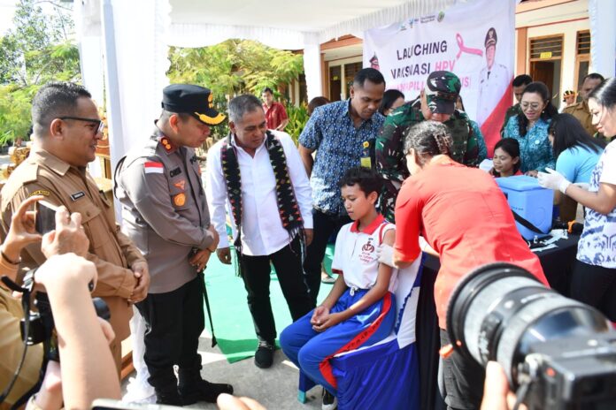 Bupati Edi (ketiga dari kiri), didampingi Kapolres Manggarai Barat dan Kepala Dinas Kesehatan, memantau proses vaksin kepada siswa sekolah. (Foto : Gery)