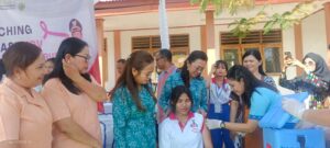 Ketua TP PKK Mabar, Ny. Trince Y Endi saat memantau proses vaksin terhadap siswa sekolah. (Foto : Gery)