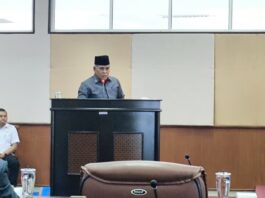 Bupati Edi saat menyampaikan pidato pada siang Paripurna DPRD Manggarai Barat. (Foto : Rafika)