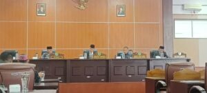 Bupati Edi (kiri) pada Sidang Paripurna DPRD Manggarai Barat. (Foto : Rafika)