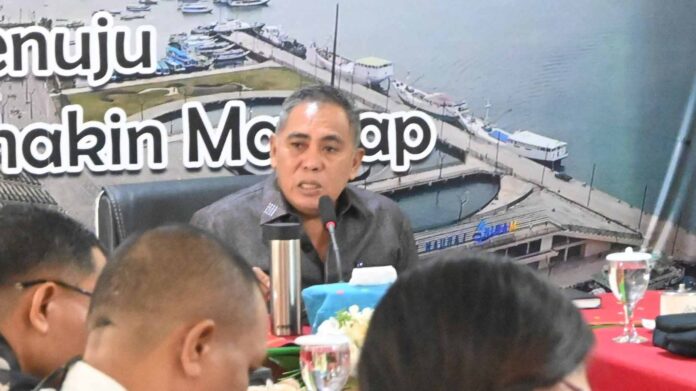 Bupati Edi saat memimpin rapat koordinasi. (Foto : Lina Prokopim)