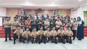 Sekda Fransiskus (tengah) saat foto bersama Kontingen dan pengurus Pramuka Manggarai Barat. (Foto : Tildis)