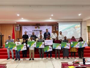 Bupati Manggarai Barat (kedua dari kiri/belakang) saat foto bersama peserta penerima BPJS Ketenagakerjaan. (Foto : Gery)
