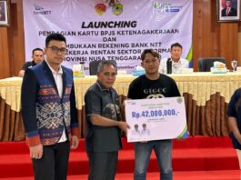 Bupati Manggarai Barat, Edistasius Endi, saat menyerahkan simbolis uang santunan kepada salah satu peserta. (Foto : Gery)