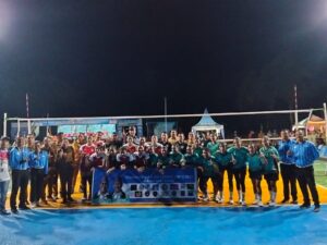 Wakil Bupati Manggarai Barat, dr. Yulianus Weng saat foto bersama parapemain dan official. (Foto : Gery)