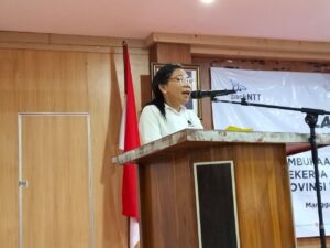 Kepala Dinas Tenaga Kerja, Transmigrasi, Koperasi dan UKM (Nakertranskop & UKM) Manggarai Barat, Theresia P. Asmon, saat memberikan sambutan. (Foto : Gery)