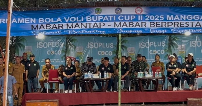 Wakill Bupati Manggarai Barat bersama sejumlah tokoh saat kegiatan pembukaan turnamen. (Foto : Gery)