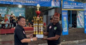 Wakil Bupati Manggarai Barat, dr. Yulianus Weng saat menyerahkan piala Bupati Cup kepada ketua panitia. (Foto : Gery)