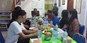 Kepala Loka POM Manggarai Barat, Imanulkhan, saat menjadi nara sumber pada kegiatan Bimtek. (Foto : Ferdy Jemaun)