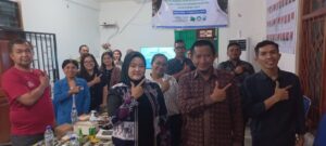 Kepala Loka POM Manggarai Barat, Imanulkhan (kedua dari kanan) saat foto bersama para peserta, setelah kegiatan Bimtek. (Foto : Ferdy Jemaun)