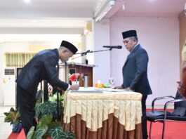 Dirut Perumda Wae Mbeliling saat menandatangani berita acara pelantikan. (Foto : Gonsalez)
