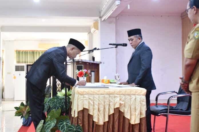 Dirut Perumda Wae Mbeliling saat menandatangani berita acara pelantikan. (Foto : Gonsalez)