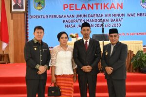 Dirut PDAM Wae Mbeliling periode 2025-2030, Ponsianus Mato saat foto bersama dengan Bupati dan Wakil Bupati Manggarai Barat. (Foto : Gonsalez)