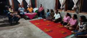 Timoteus Naka Purnama saat gelar pertemuan dengan anggota kelom[ok Wanit Tani Ntala di Golo Karot. (Foto : Dok. KWT Ntala)