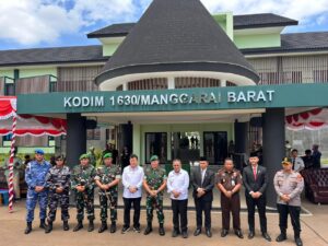 Pangdam IX/Udayana, Mayjen, Piek Budiyakto (tengah) didampingi Bupati dan Wakil Bupati Manggarai Barat pada acara peresmian Kodim 1630. (Foto : Gonsalez)