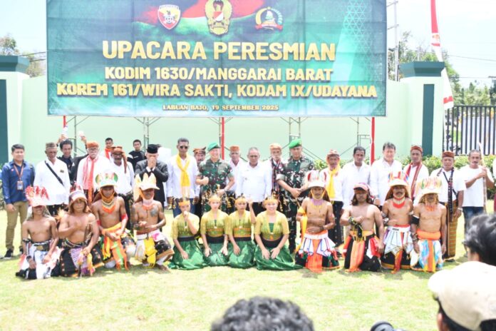 Bupati Edi (kelima dari kanan) bersama Pangdam IX/Udayana dan sejumlah tokoh saat foto bersama di Marekas Kodim 1630. (Foto : Gonsalez)