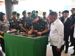Pangdam IX/Udayana, Mayjen, Piek Budiyakto didampingi Bupati Manggarai Barat saat menandatangani Prasasti peresmian Kodim 1630 Manggarai Barat. (Foto : Gonsalez)