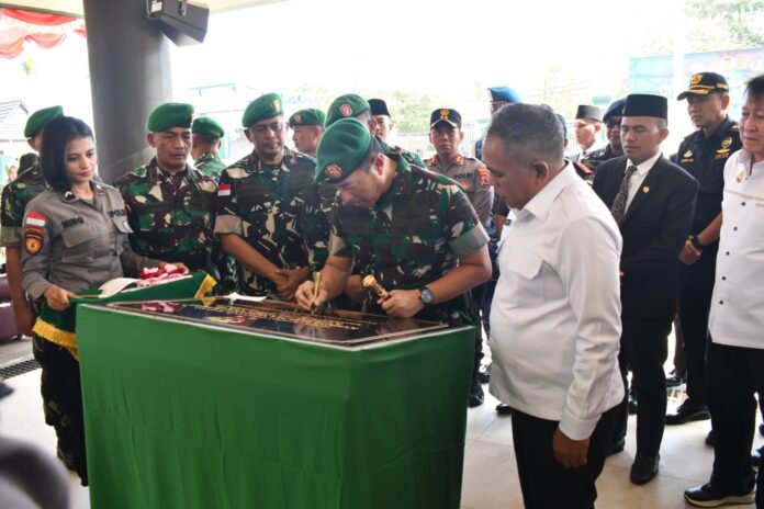 Pangdam IX/Udayana, Mayjen, Piek Budiyakto didampingi Bupati Manggarai Barat saat menandatangani Prasasti peresmian Kodim 1630 Manggarai Barat. (Foto : Gonsalez)
