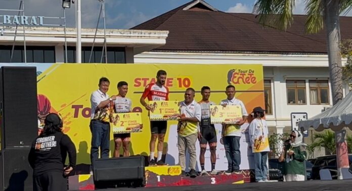 Bupati Manggarai Barat (tengah), ketua DPRD dan Wakil Bupati saat menyerahkan Stage Winner kepada juara Etape 10. (Foto : Gery)