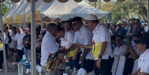 Gubernur NTT saat menerima salaman dari Bupati Manggarai Barat. (Foto : Gery)