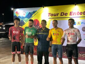 Gubernur NTT, Melki Lakalena bersama pemenang Etape 10. (Foto : Gery)