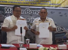 Bupati Edi (kanan) dan Kajari Satra saat menunjukan MoU yang telah ditandatangani. (Foto : Gonsalez)