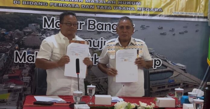 Bupati Edi (kanan) dan Kajari Satra saat menunjukan MoU yang telah ditandatangani. (Foto : Gonsalez)