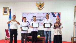Asisten Perekonomian dan Pembangunan, Laurensius Y.A. Nabu (kanan) bersama sejumlah perwakilan OPD yang menerima sertifikat. (Foto : Tildis)