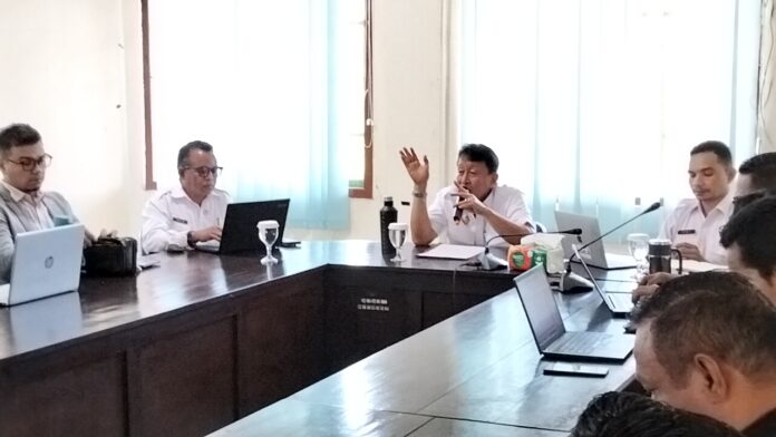 Wakil Bupati Manggarai Barat saat memimpin Rakor Penyusunan RAD TB. (Foto : Gonsalez)