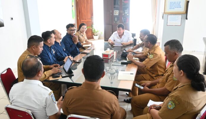 Wakil Bupati Manggarai Barat, dr. Yulianus Weng saat memimpin rapat. (Foto : Afri Prokopim)