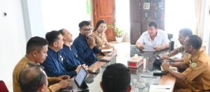 Perwakilan dari Meruorah (kiri) saat berkunjung ke ruang Wakil Bupati Yulianus. (Foto : Dok. IKP Kominfo)