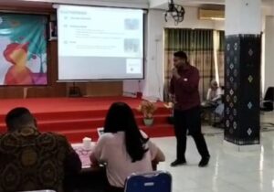 Salah seorang pemuda sedang memaparkan ide di hadapan dewan juri. (Foto : Gonsalez)