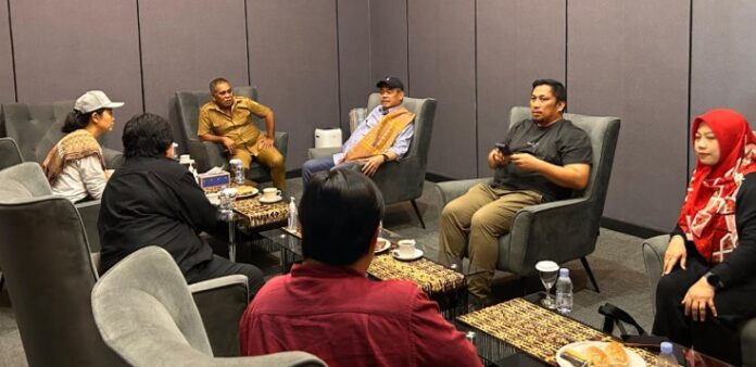 Bupati Edi (seragam Keki) saat berbincang dengan Wamen Veronika Tan dan rombongan di ruang VIP Bandara Komodo. (Foto : Gery)