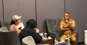 Bupati Edi (kanan/sergam keki) saat berbincang dengan Wamen Veronika Tan. (Foto : Gery)
